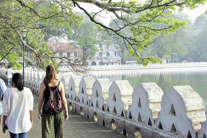 kandy lake walk